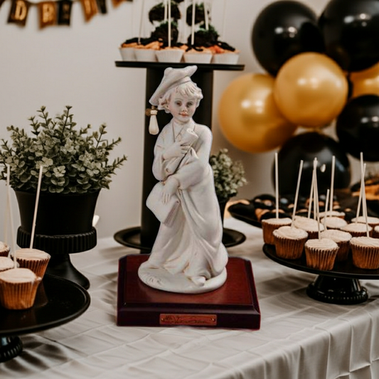 Figurilla de niño de graduación de porcelana n.º 2909