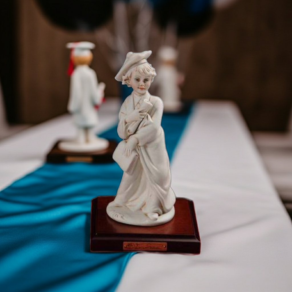 Figurilla de niño de graduación de porcelana n.º 2909