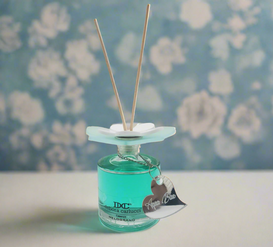 Debora Carlucci Difusor de varillas redondas Botella azul aguamarina con parte superior de flores vibrantes 3.5 oz #DC5804