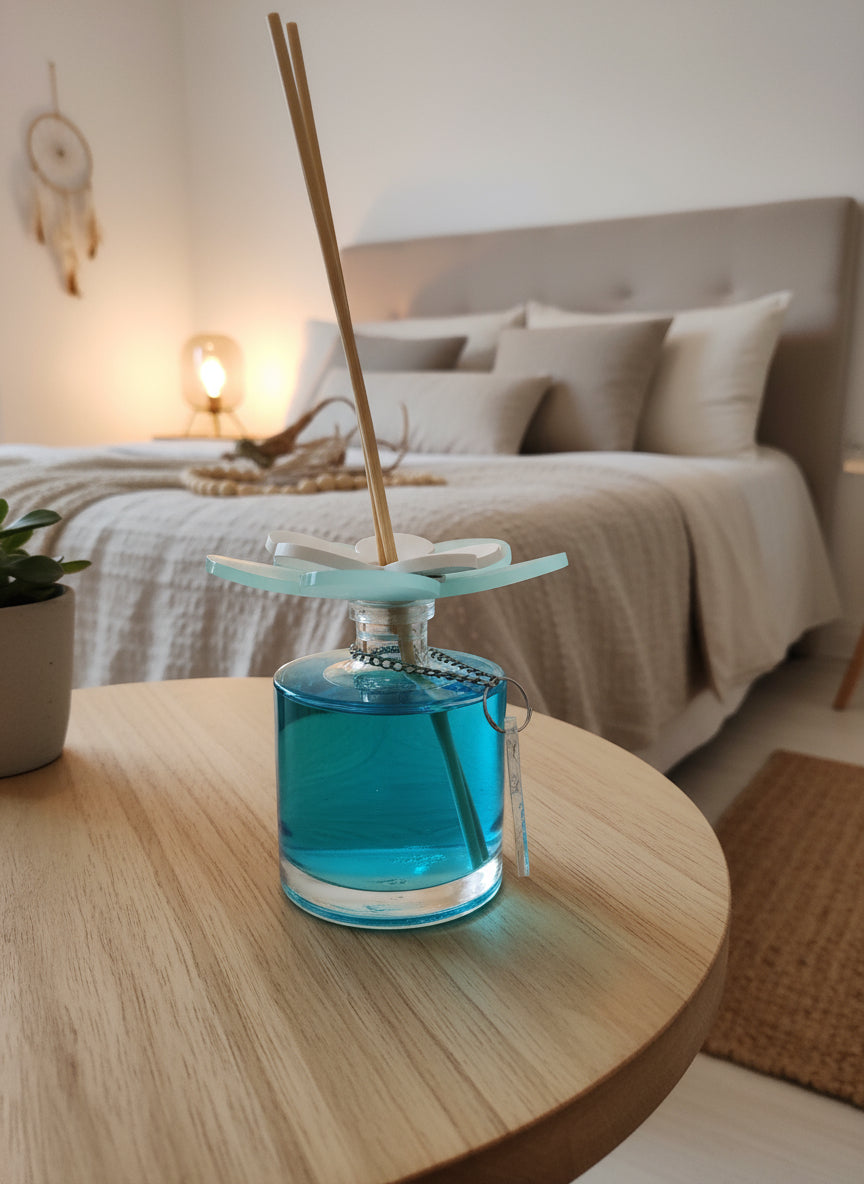 Debora Carlucci Renoir Collection Aqua Blue Scent Botella difusora redonda grande con parte superior de flores vibrantes 7 oz. #DC5805