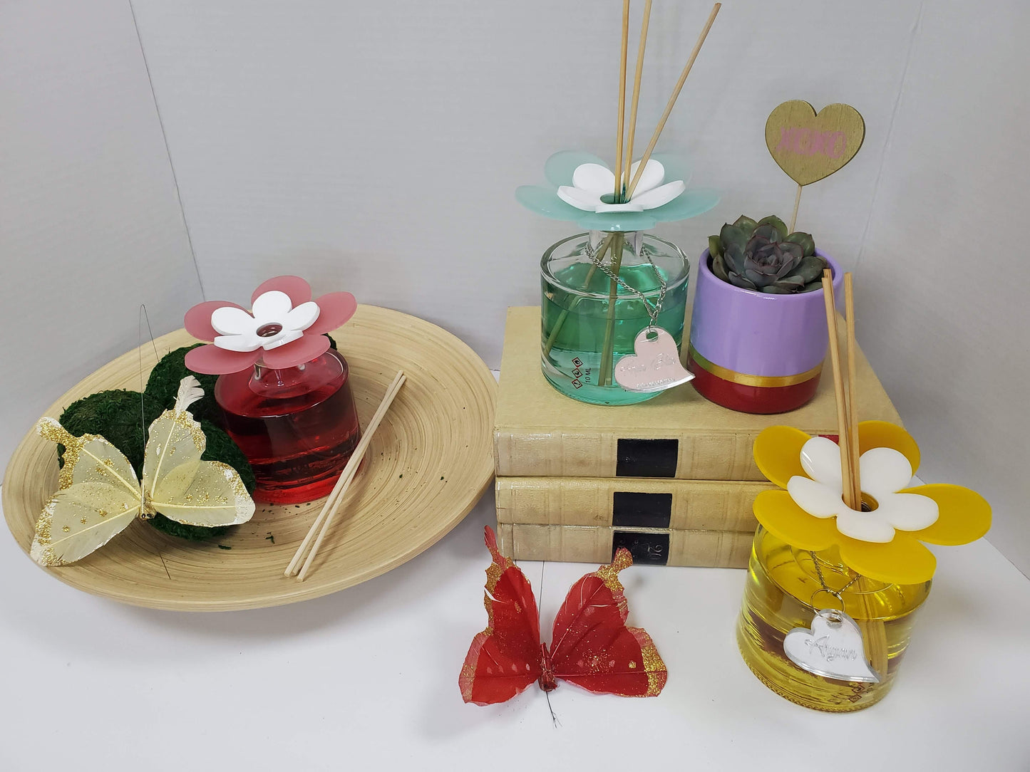 Debora Carlucci Collezione Renoir Grande diffusore rotondo Bottiglia di profumo di argan dolce con parte superiore di fiori vibranti 7 once. #DC5801