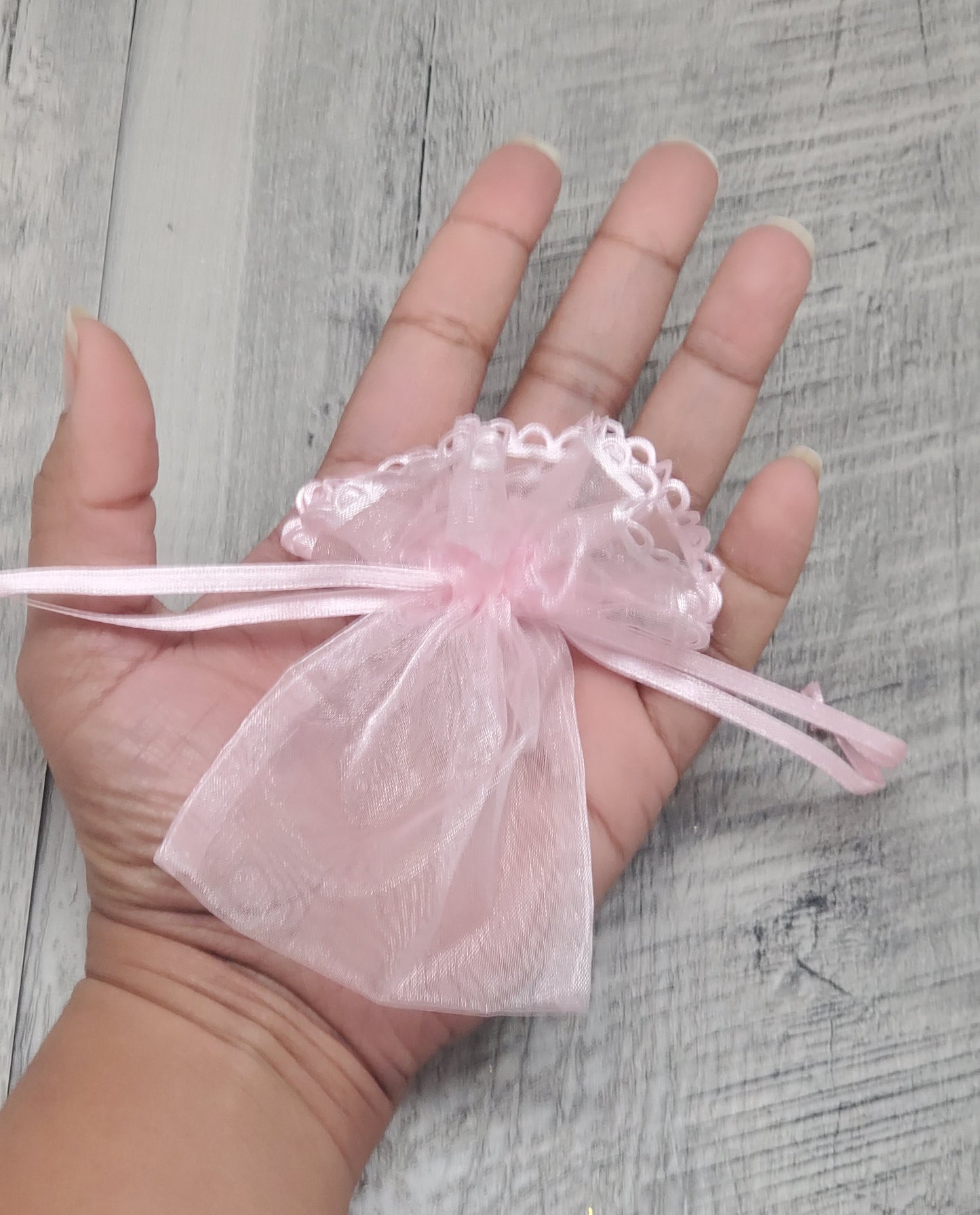 Bolsas de organza de 3x4 color marfil, azul o rosa con detalle de encaje 12 piezas por bolsa #61210