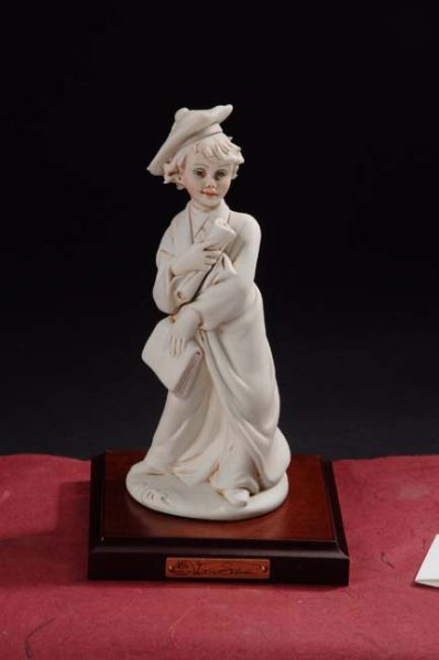 Figurilla de niño de graduación de porcelana n.º 2909