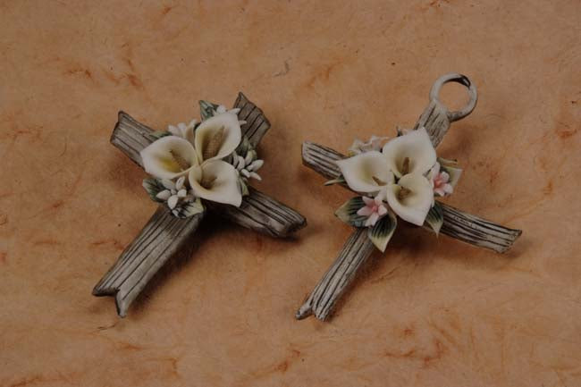 Pin de cruz de porcelana para decorar tu recuerdo de fiesta #4F1331