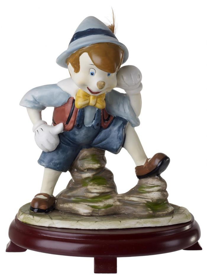 Figura de Pinocho de cerámica sobre centros de mesa con base de madera de cerezo #9D6734