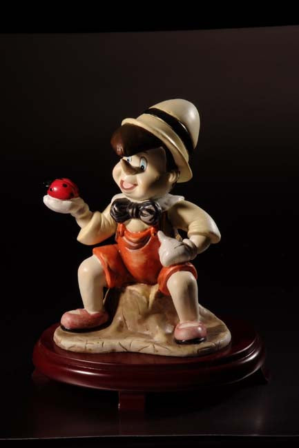 Figura de Pinocho de cerámica sobre base de madera de cerezo 9D7383