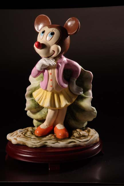 Figura de Minnie Mouse de cerámica en centros de mesa con base de madera de cerezo #9D7388