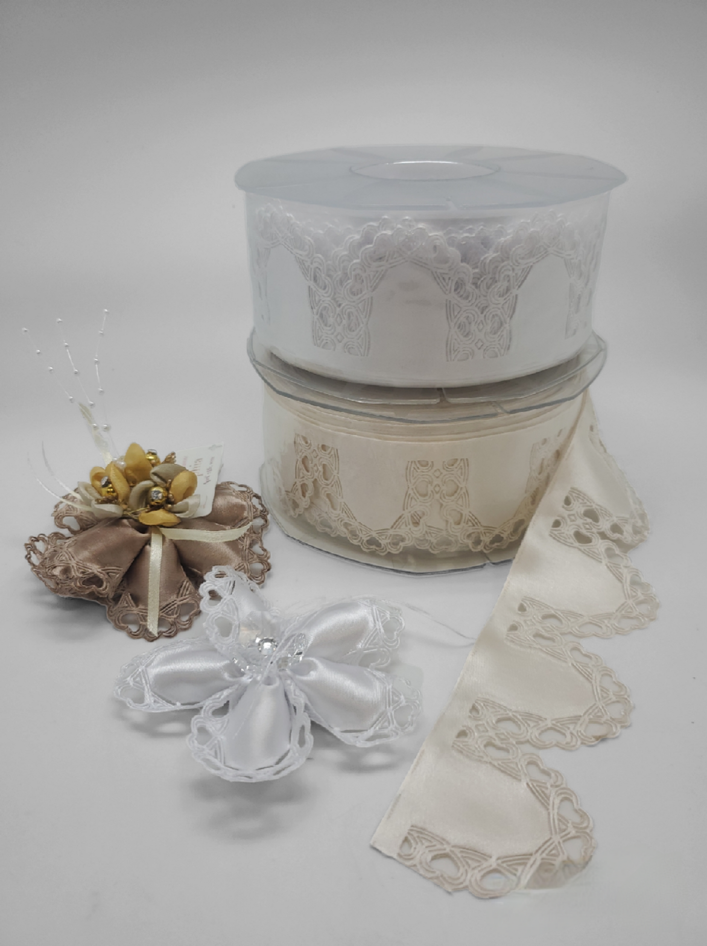 Bombonera de almendras con flores de confeti marfil, rollos de almendras Jordan con cinta #H400-2