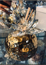 Carica l&#39;immagine nel visualizzatore di Gallery, Debora Carlucci Diffusore a bastoncini con finitura martellata oro con loto di cristallo e profumo # 33131G
