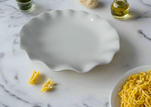 Carica l&#39;immagine nel visualizzatore di Gallery, Cucina Italiana 13&#39; Piatto Di Pasta Smerlato Bianco #1317/W
