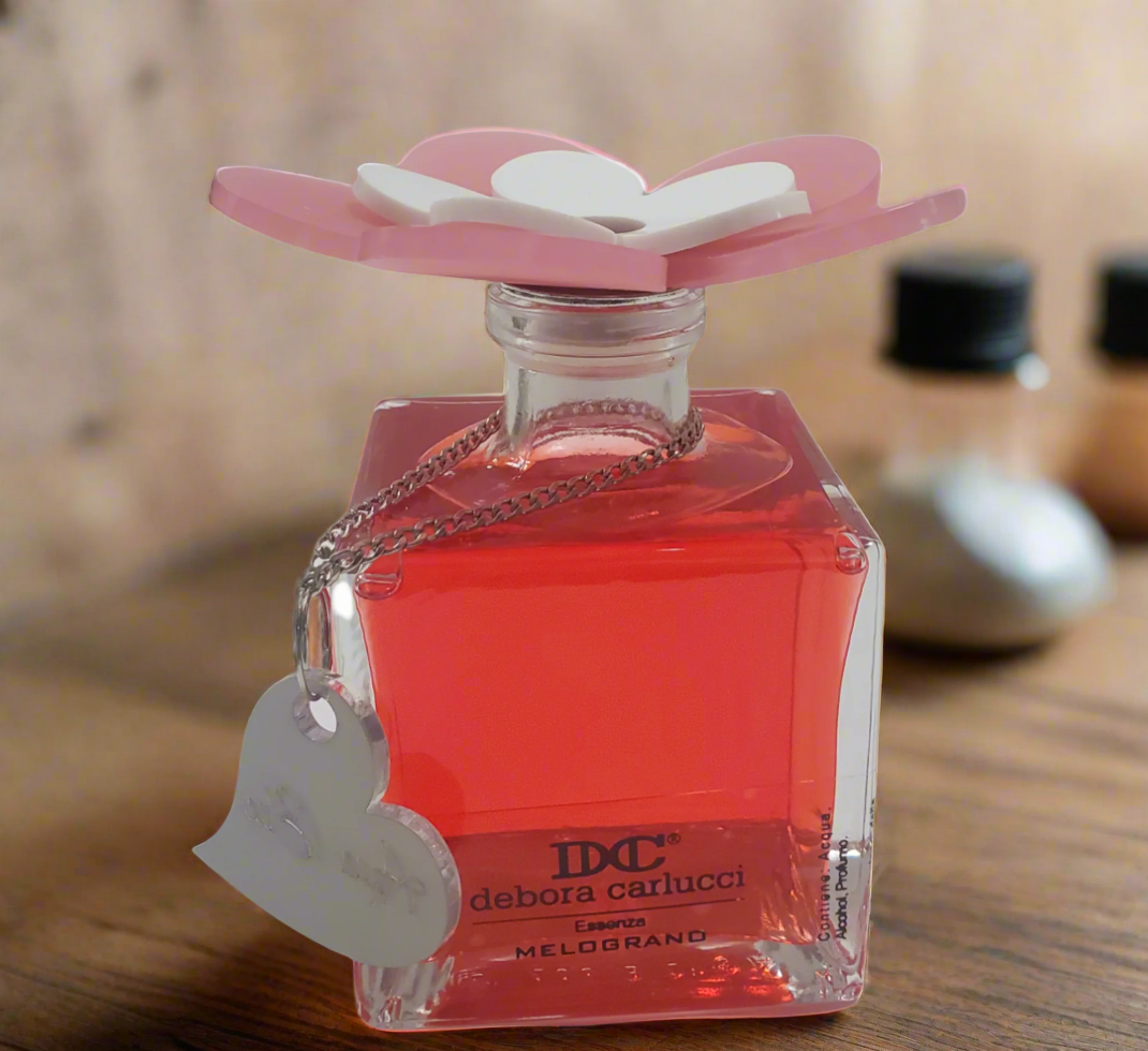 Debora Carlucci Collezione Renoir Diffusore quadrato grande rosso Bottiglia di profumo di melograno melograno con parte superiore a fiori vivaci 7 oz. #DC5807