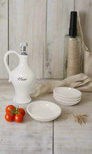 Carica l&#39;immagine nel visualizzatore di Gallery, Cucina Italiana Oliera Dispenser Olio di Oliva in Ceramica con 4 Piattini #0179/W
