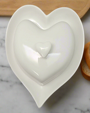 Load image into Gallery viewer, Sogno D&#39; Oro 7&quot; Heart Shaped Butter Dish w/ Lid on Bamboo Base  #SD061081
