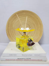 Cargar imagen en el visor de la galería, Debora Carlucci Renoir Collection - Difusor cuadrado grande, botella de aroma dulce de argán con parte superior de flores vibrantes, 7 oz. #DC5799 
