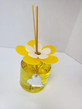 Cargar imagen en el visor de la galería, Debora Carlucci Difusor de caña redonda Botella de aroma de argán dulce con parte superior de flor vibrante 3.5 oz #DC5800
