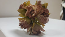 Cargar imagen en el visor de la galería, Pequeñas flores de papel marrón y marfil- 72 piezas/bolsa BF5554
