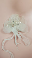 Load image into Gallery viewer, RF263I Ivory 3 Pocket Confetti Holder Bouquet w. Crystals 12pc/Bag
