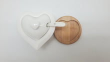 Cargar imagen en el visor de la galería, Debora Carlucci Azucarero en forma de corazón blanco sobre base de madera #DC4560
