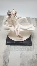 Cargar imagen en el visor de la galería, Giuseppe Armani &quot;Solo nosotros dos&quot; Estatua de la novia y el novio #2095F

