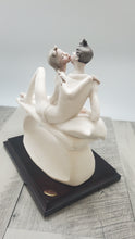 Cargar imagen en el visor de la galería, Giuseppe Armani &quot;Solo nosotros dos&quot; Estatua de la novia y el novio #2095F
