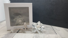 Cargar imagen en el visor de la galería, Debora Carlucci Flor de Swarovski con cuentas de cristal con tallo #6990
