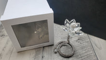 Cargar imagen en el visor de la galería, Debora Carlucci Flor de Swarovski con cuentas de cristal con tallo #6993
