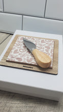 Cargar imagen en el visor de la galería, Debora Carlucci 5x5 Tabla de queso cuadrada Patrón de corazones #6902
