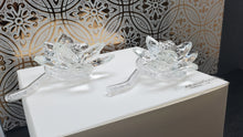 Cargar imagen en el visor de la galería, Debora Carlucci Flor de Swarovski con cuentas de cristal de tamaño mediano con tallo #35661
