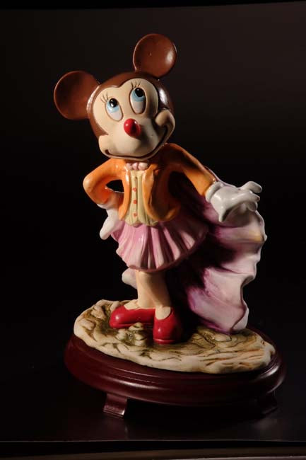 Figura de Minnie Mouse de cerámica en centros de mesa con base de madera de cerezo #9D3787