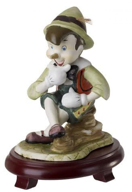 Figura de Pinocho de cerámica sobre centros de mesa con base de madera de cerezo #9D6736