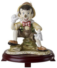 Carica l&#39;immagine nel visualizzatore di Gallery, Statuetta Pinocchio in ceramica su centrotavola in legno di ciliegio # 9D6737
