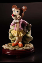 Carica l&#39;immagine nel visualizzatore di Gallery, Statuetta in ceramica di Minnie Mouse su centrotavola in legno di ciliegio # 9D7388
