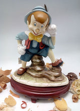 Cargar imagen en el visor de la galería, Figura de Pinocho de cerámica sobre centros de mesa con base de madera de cerezo #9D6734
