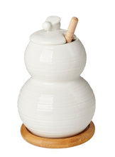 Cargar imagen en el visor de la galería, Debora Carlucci Tarro de Miel de Porcelana Blanca y Goteador Sobre Base de Bambú DC4559
