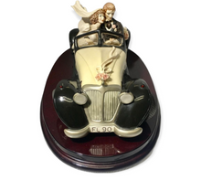 Cargar imagen en el visor de la galería, Giuseppe Armani Novia y novio en Rolls Royce Figurita #0827C
