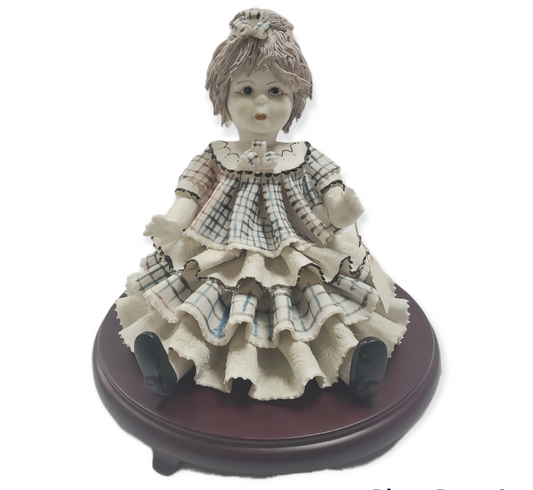 Centro de mesa de niña de porcelana sobre base de madera #4D005