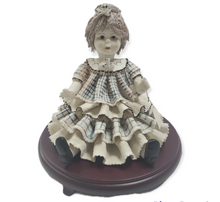 Cargar imagen en el visor de la galería, Centro de mesa de niña de porcelana sobre base de madera #4D005
