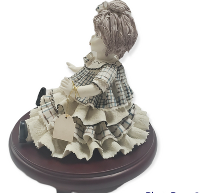 Centro de mesa de niña de porcelana sobre base de madera #4D005