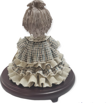 Cargar imagen en el visor de la galería, Centro de mesa de niña de porcelana sobre base de madera #4D005
