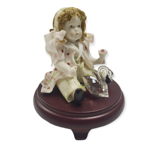 Muñeca bebé de porcelana con cisne de cristal sobre base de madera de cerezo #D1016N