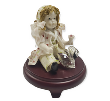 Cargar imagen en el visor de la galería, Muñeca bebé de porcelana con cisne de cristal sobre base de madera de cerezo #D1016N
