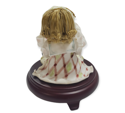 Muñeca bebé de porcelana con cisne de cristal sobre base de madera de cerezo #D1016N