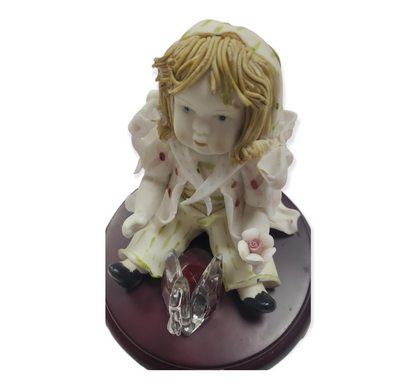 Muñeca bebé de porcelana con cisne de cristal sobre base de madera de cerezo #D1016N