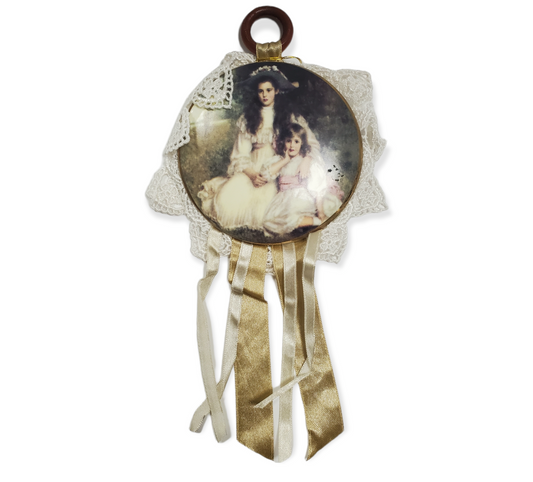 Placa de pared de porcelana dos hermanas Favores de fiesta con borde de encaje #4L055