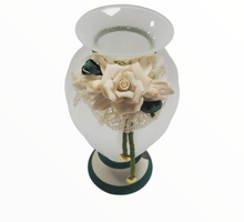 Cargar imagen en el visor de la galería, Jarrón de cristal con flores de porcelana para fiesta 9D7389
