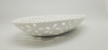 Cargar imagen en el visor de la galería, Debora Carlucci Plato de Porcelana para Dulces pequeñas flores borde detalles DC14007
