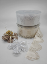 Cargar imagen en el visor de la galería, Bombonera de almendras con flores de confeti blancas, rollos de almendras Jordan con cinta #H400-13
