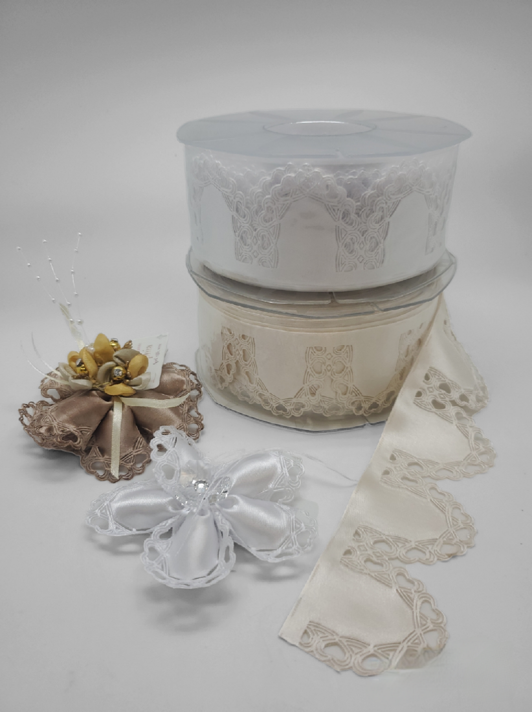 Bombonera de almendras con flores de confeti blancas, rollos de almendras Jordan con cinta #H400-13